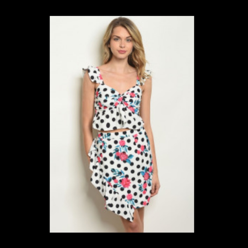 💥Cute mid drift polka dot top.💥